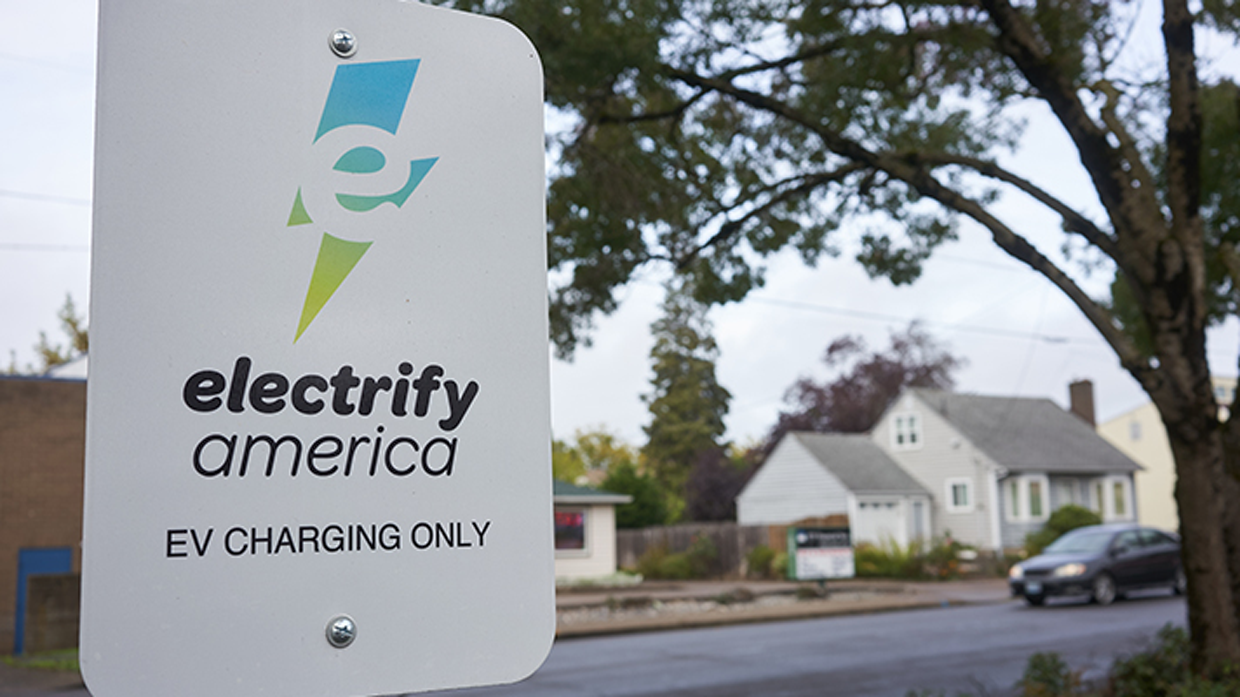 주택단지 내 설치된 충전기 표지판