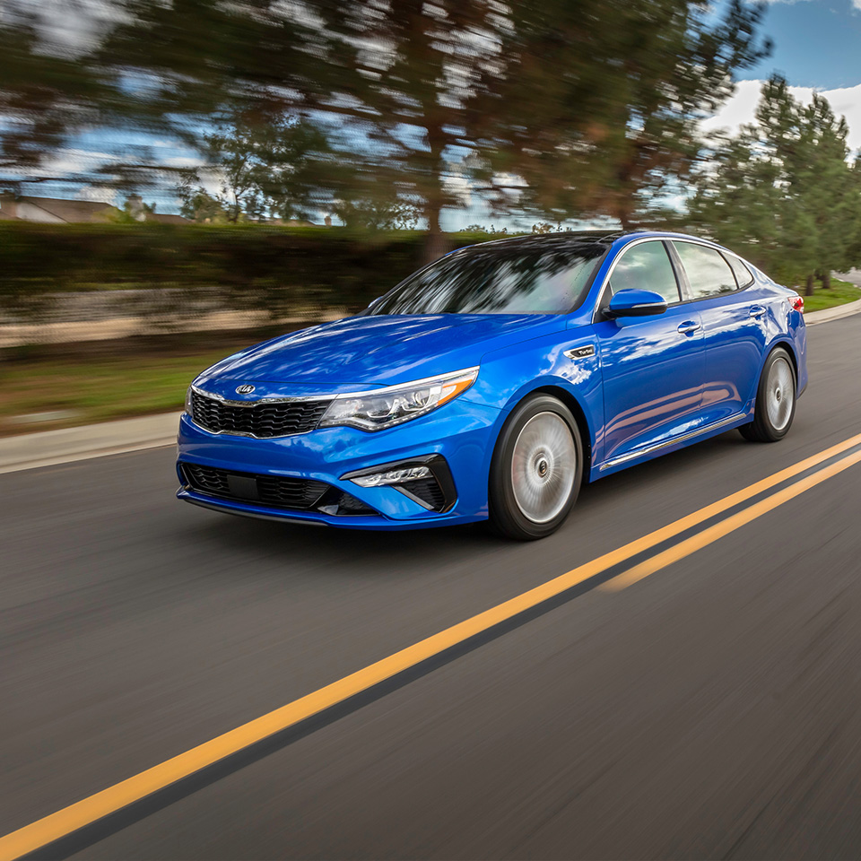 기하학적인 배경 위의 기아 로고