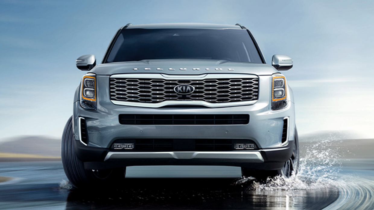 물 위를 달리는 기아 텔루라이드 정면 모습