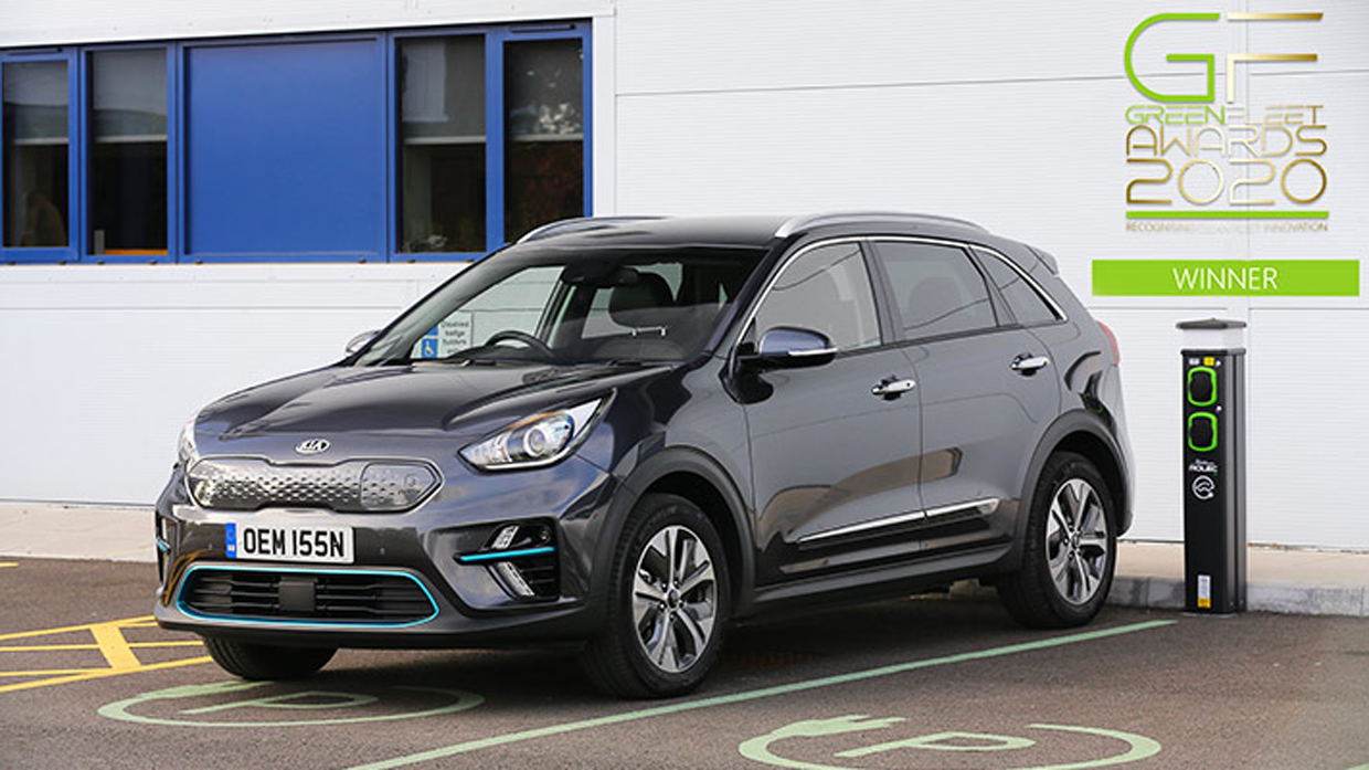 충전소에 주차된 현대자동차 스포티지 정면 모습