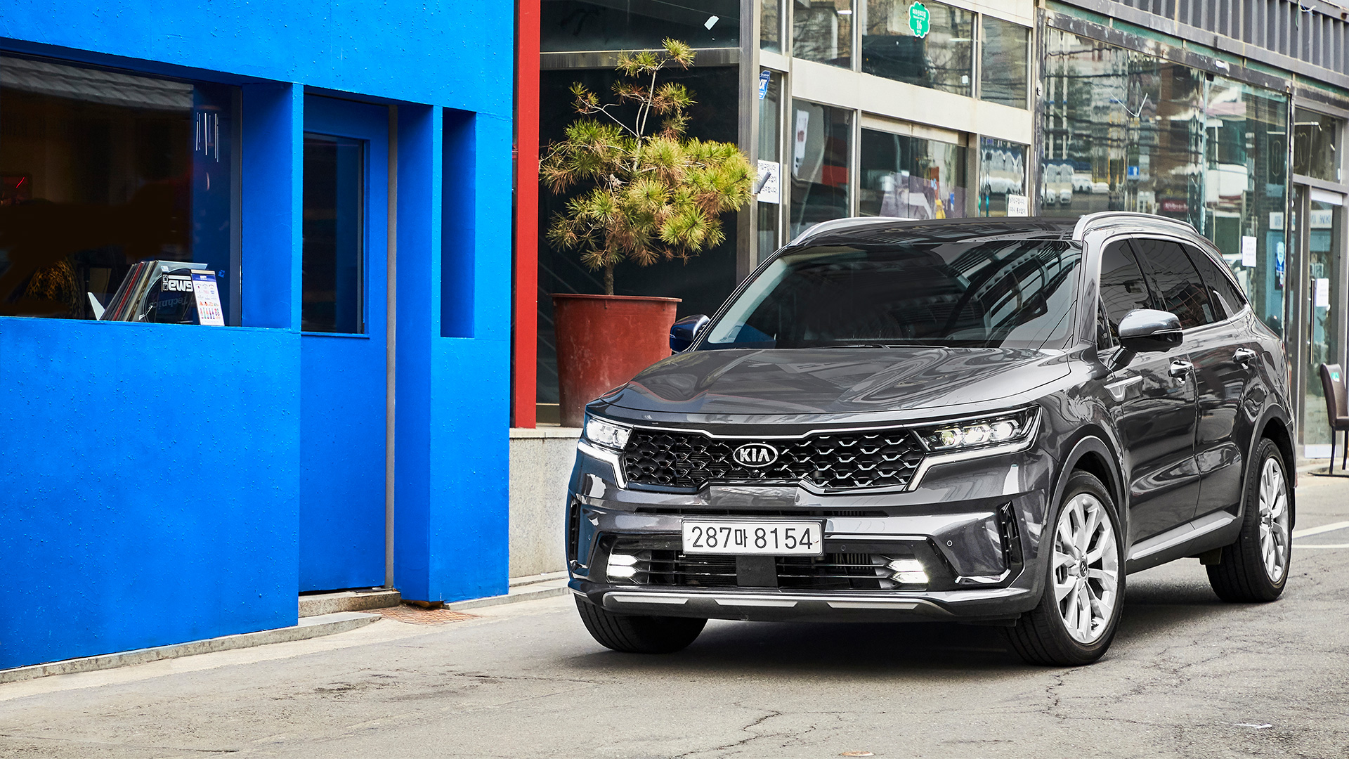 가게 앞에 주차된 기아 쏘렌토 정면 모습