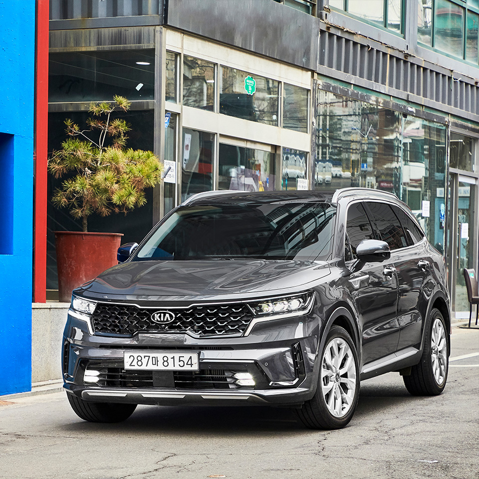 가게 앞에 주차된 기아 쏘렌토 정면 모습