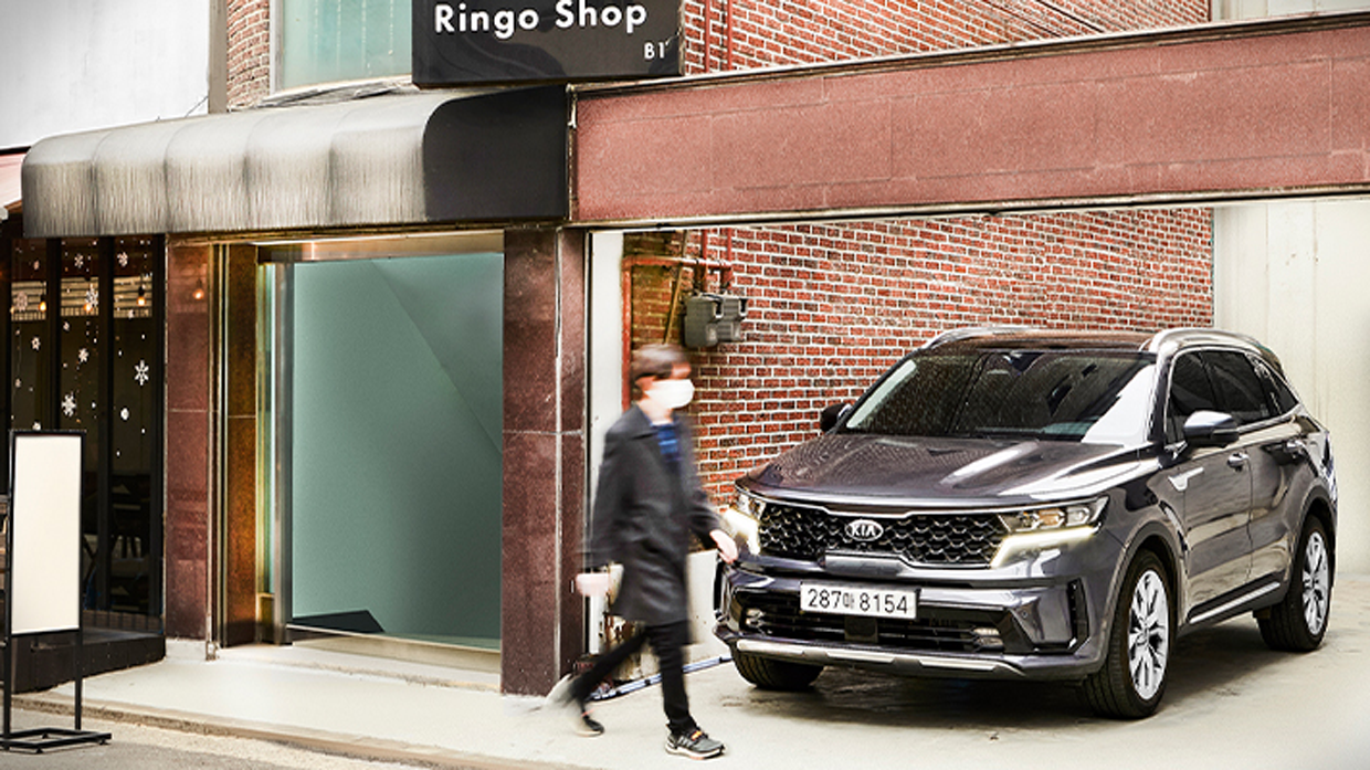 주차장에 주차되어 있는 기아 쏘렌토 정면 모습