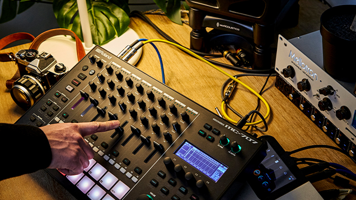 음악장비를 조작하고 있는 손