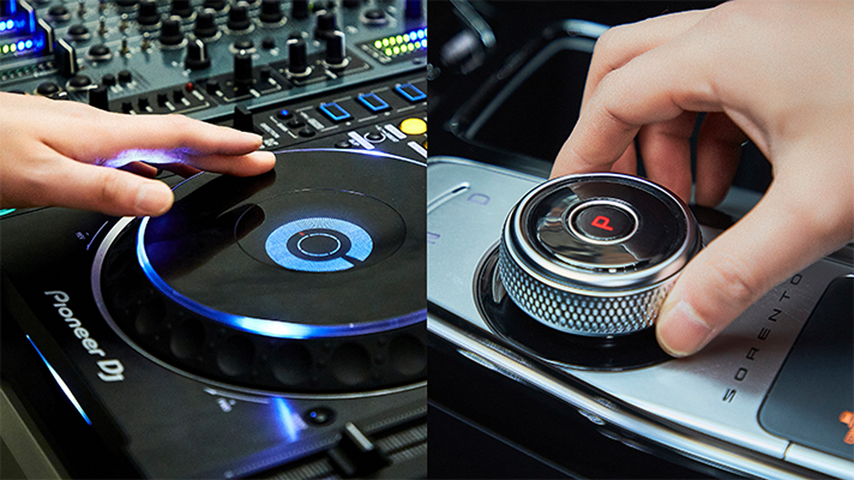 음악장비를 조작하는 손과 기아 쏘렌토 기어를 조작하는 손