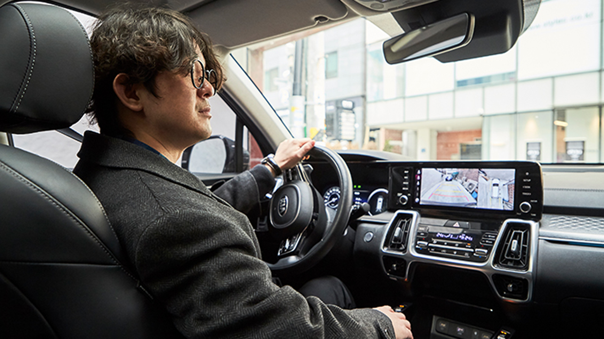 Lee Ho-jin parking the Kia Sorento