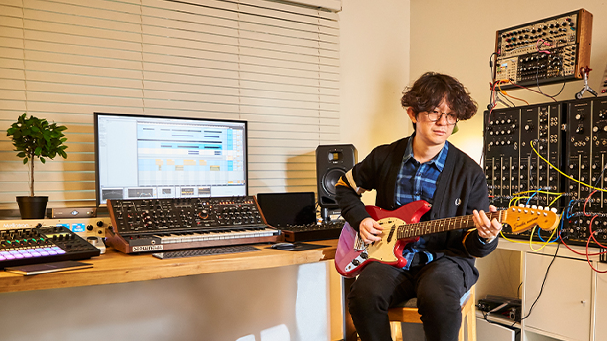 Lee Ho-jin playing guitar in the performance room