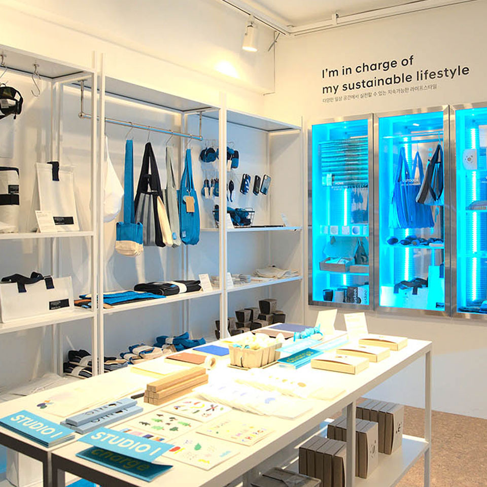 다양한 생활용품들이 전시되어 있는 스튜디오 아이