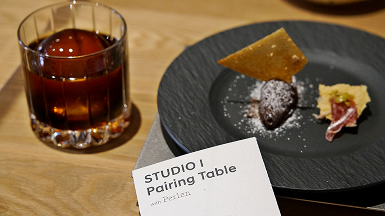 테이블 위에 놓인 커피와 디저트