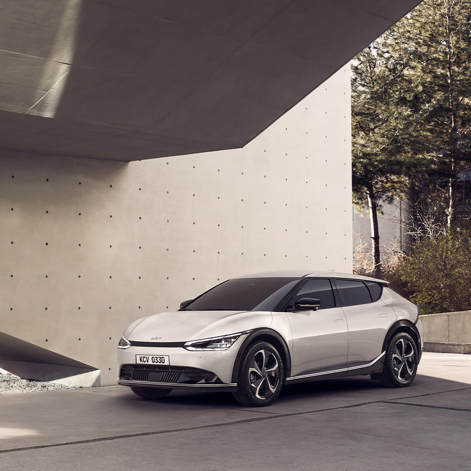 건물앞에 주차된 기아 EV6 측면 앵글 모습