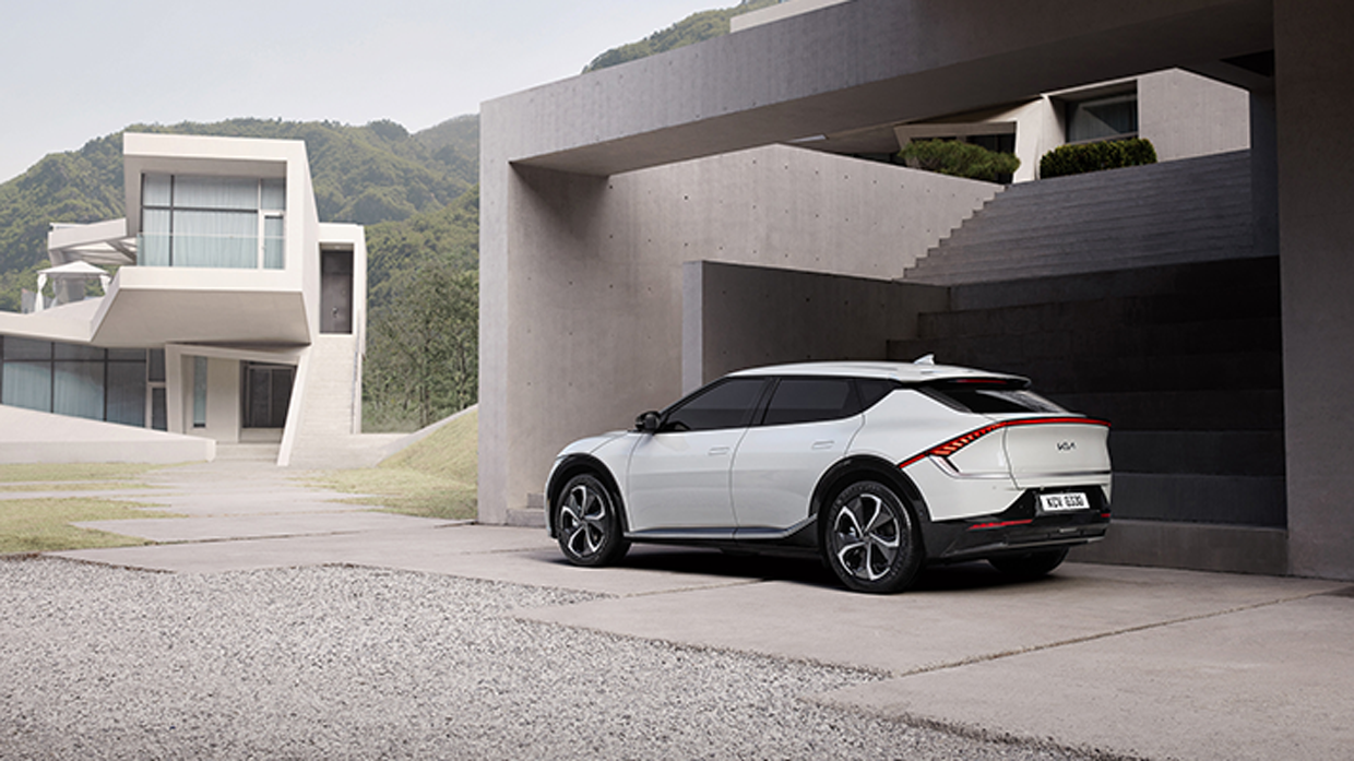 건물앞에 주차된 기아 EV6 후면 앵글 모습