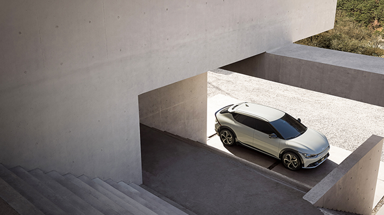 건물앞에 주차된 기아 EV6 탑 뷰 모습