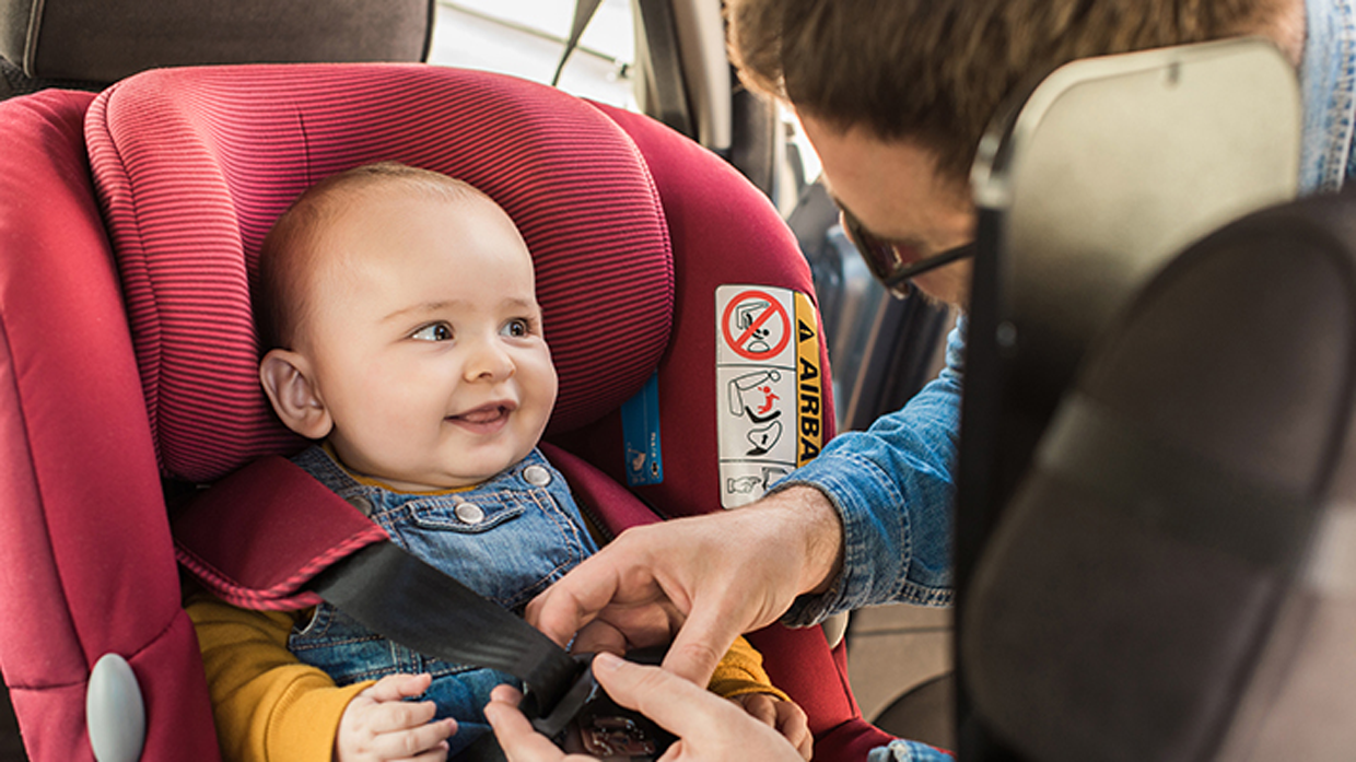 Fastening the seat belt of a child seated in a car seat