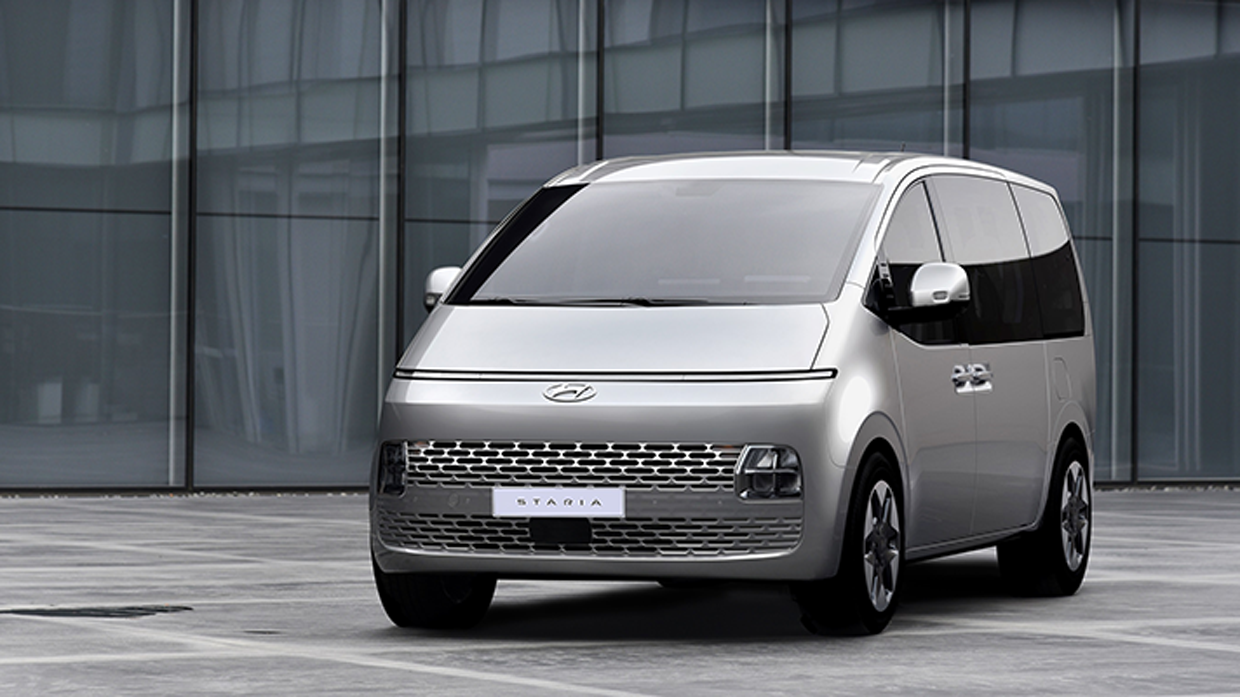 빌딩 앞에 주차된 현대자동차 스타리아 정면 모습