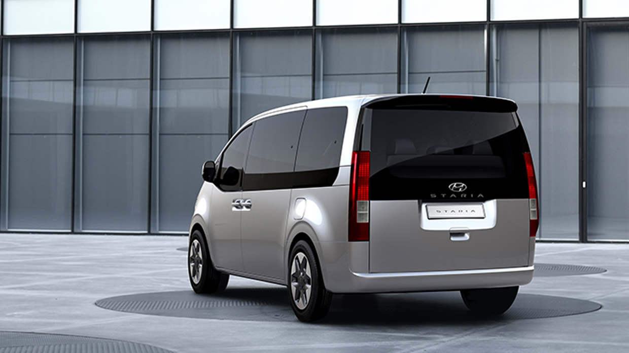 빌딩 앞에 주차된 현대자동차 스타리아 후면 모습