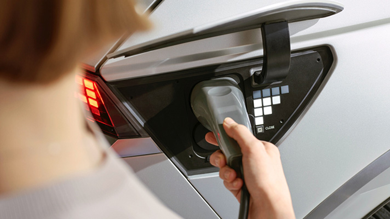 현대자동차 아이오닉 5 충전 케이블이 부각된 모습