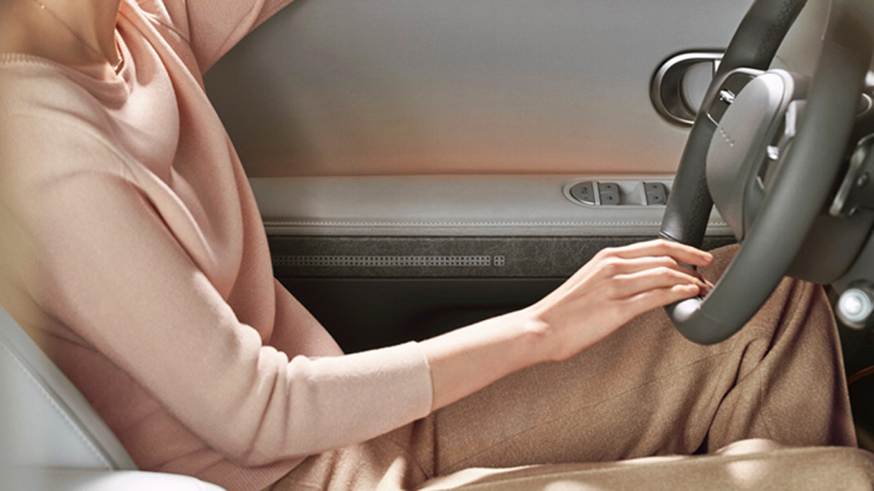 현대자동차 아이오닉 5 핸들을 한손을 잡고 있는 모습