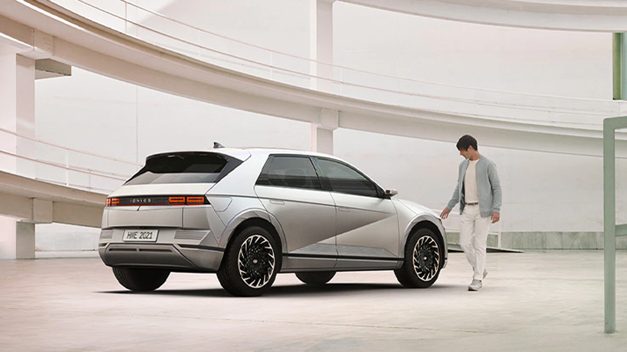 현대자동차 아이오닉 5 보닛을 손으로 만지는 모습