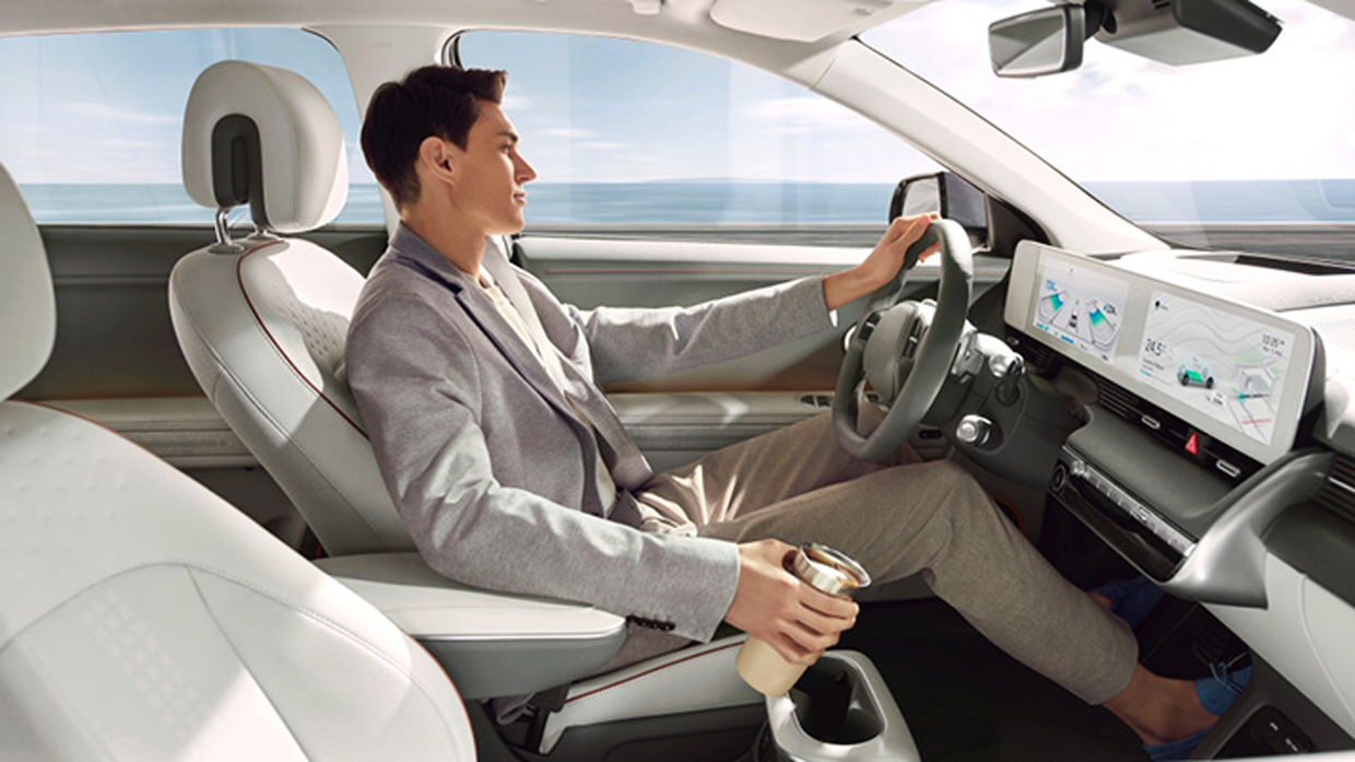 현대자동차 아이오닉 5를 운전중인 모습