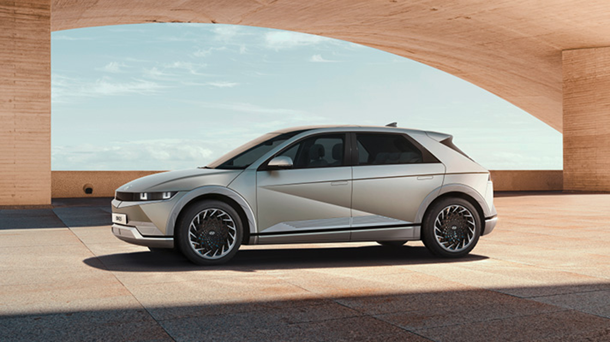 주차된 현대자동차 아이오닉 5의 측면 모습