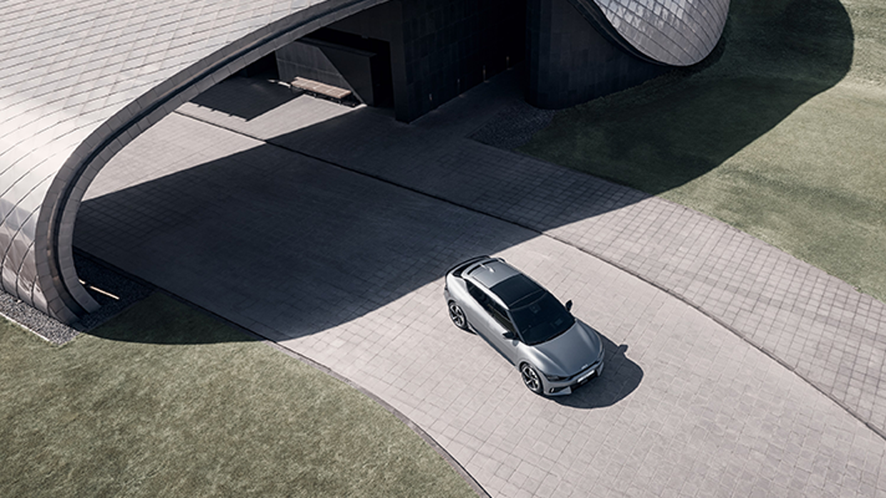 주행 중인 기아 EV6 탑 뷰 모습