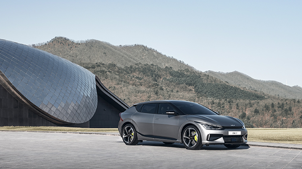 서 있는 기아 EV6 GT 측면 앵글 모습