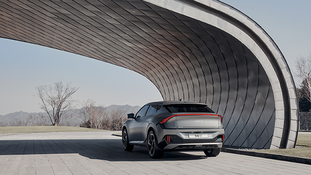 서 있는 기아 EV6 GT 후면 모습