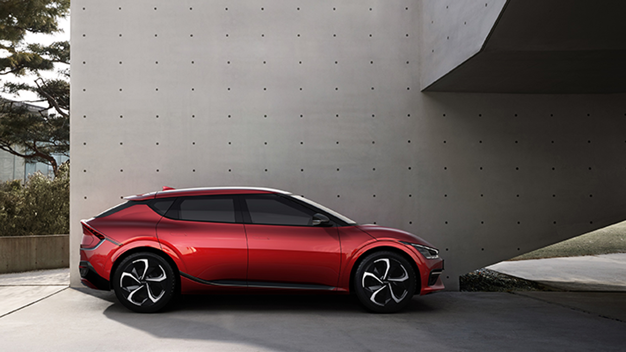 서 있는 기아 EV6 측면 모습