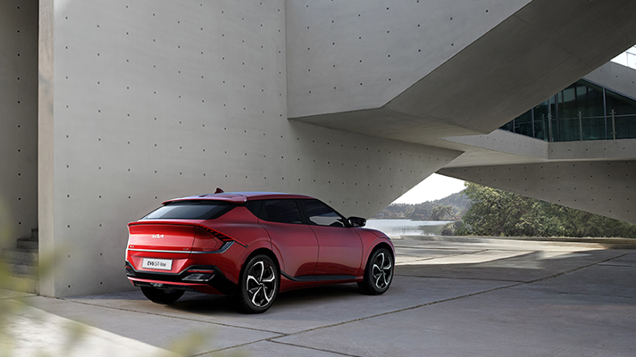 서 있는 기아 EV6 후면 모습