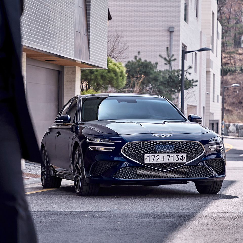 출발 중인 제네시스 더 뉴 G70 정면 모습