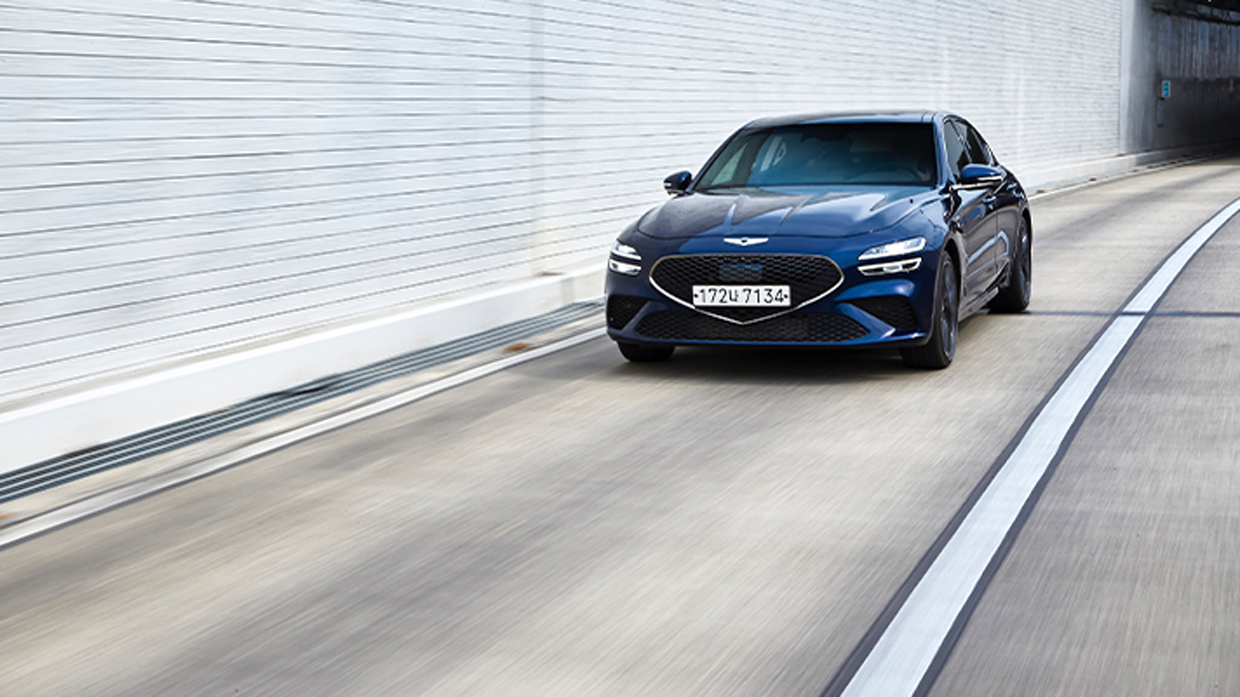 터널을 나오는 제네시스 더 뉴 G70 정면 모습