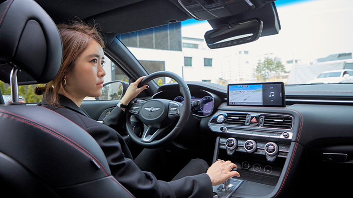 백미러를 보며 주차중인 이민아의 모습