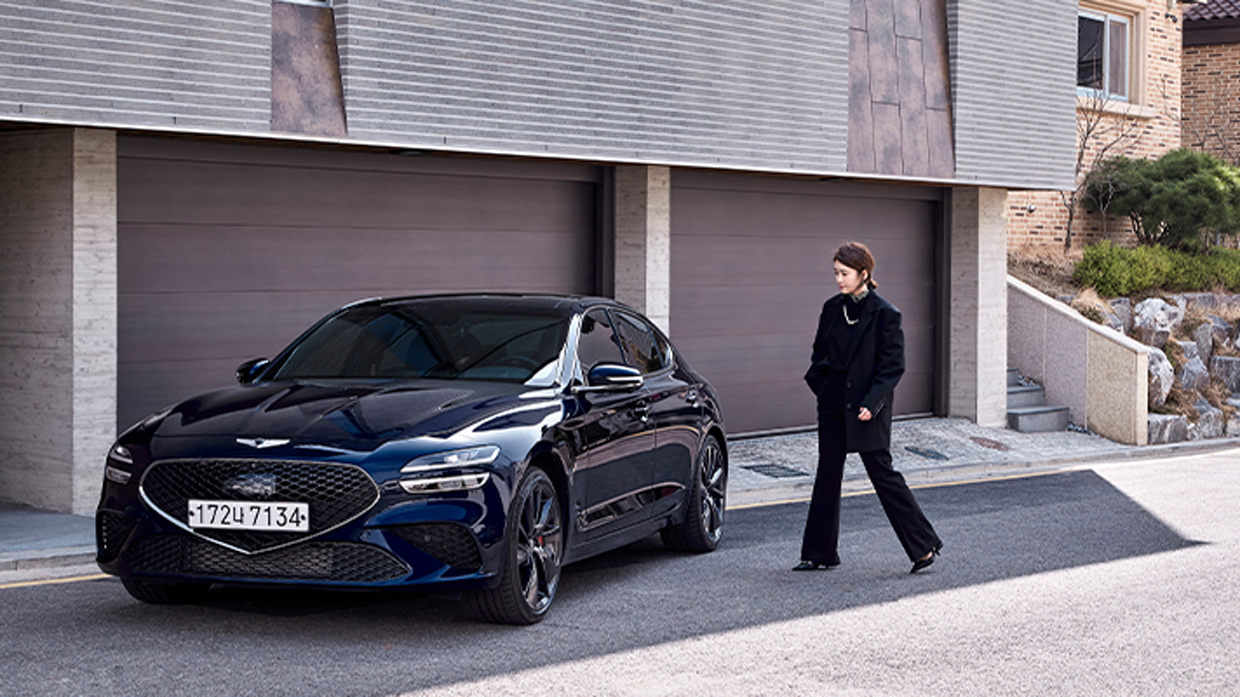 제네시스 더 뉴 G70으로 다가가는 이민아의 모습