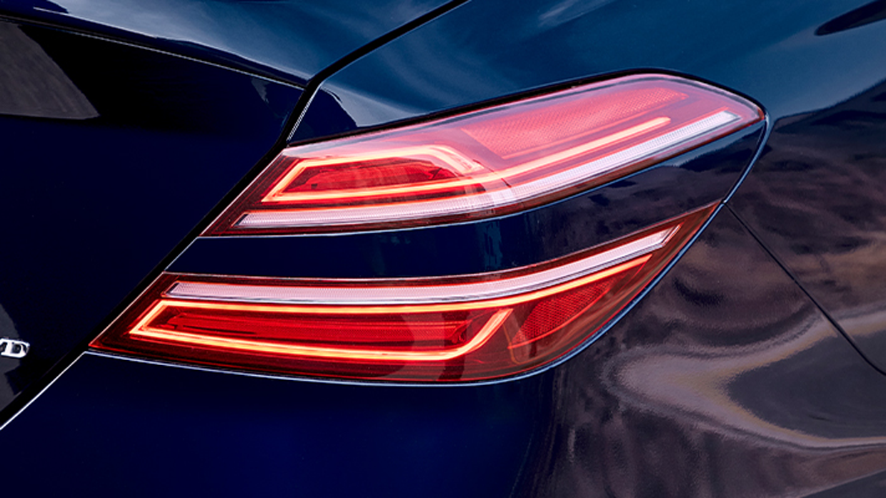 제네시스 더 뉴 G70 테일램프가 부각된 모습