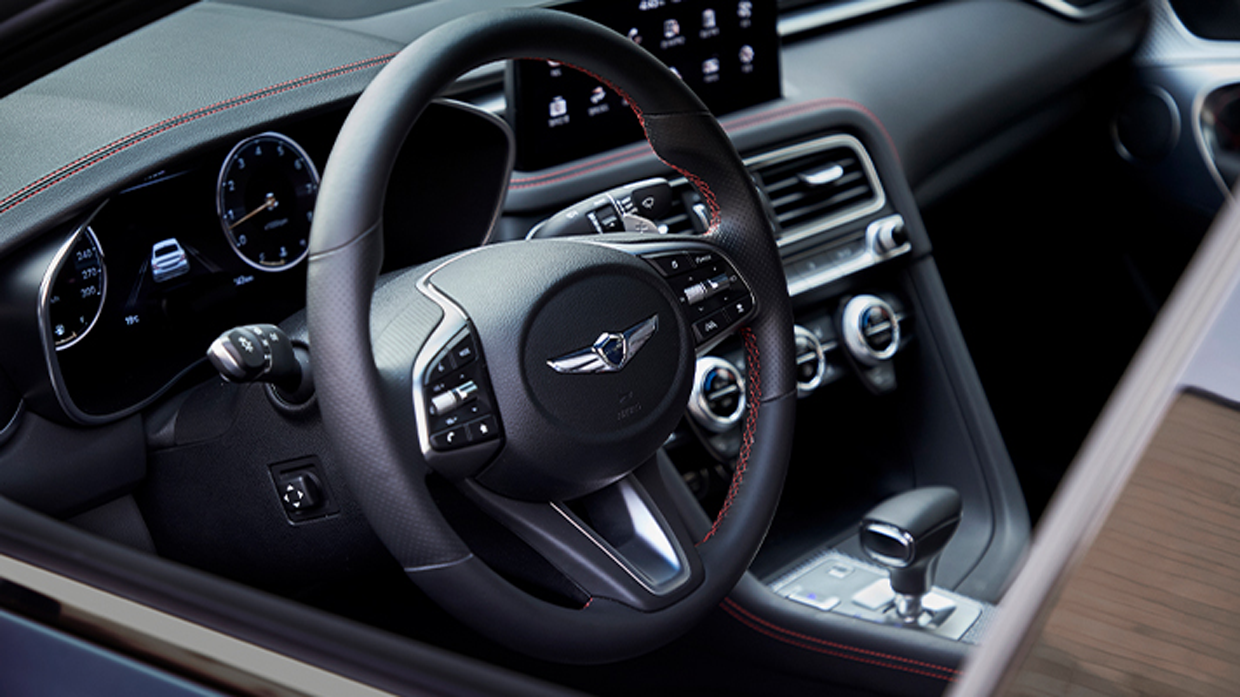 제네시스 더 뉴 G70 핸들이 부각된 모습