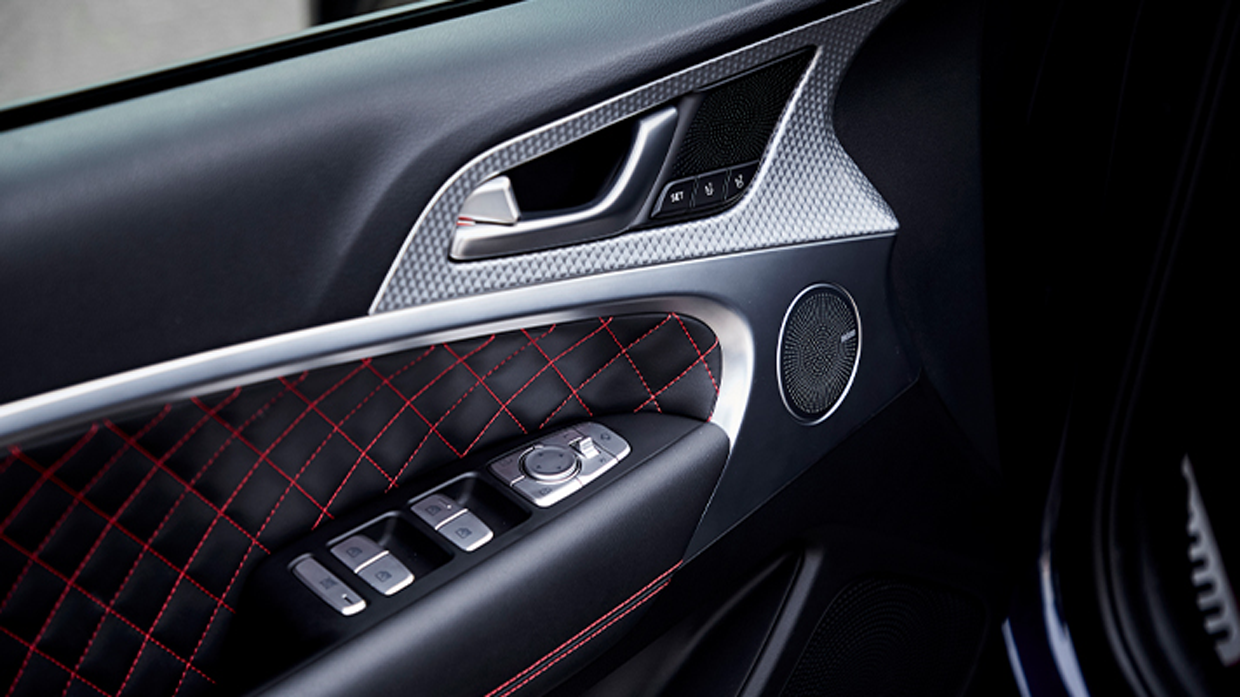 제네시스 더 뉴 G70 도어트림이 부각된 모습
