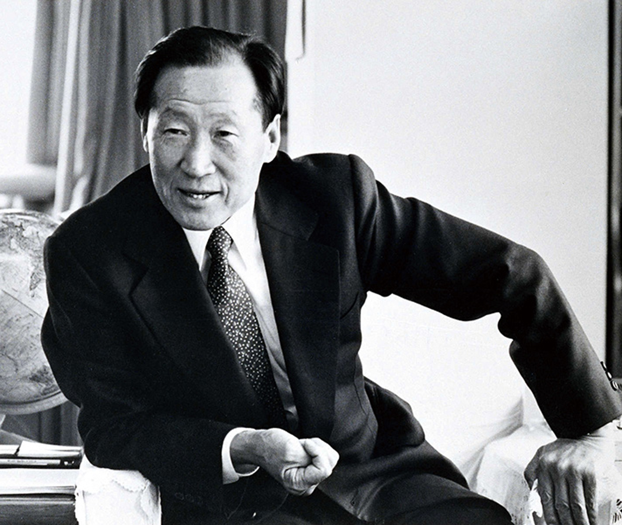 쇼파에 앉아 있는 고 정주영 창업회장의 모습