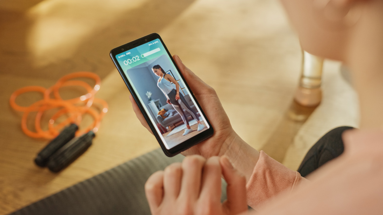 피트니스 앱을 시청하는 모습