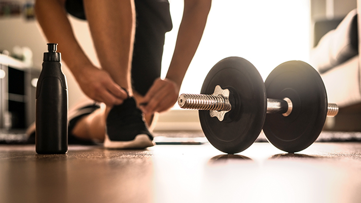 운동화 끈을 매는 모습