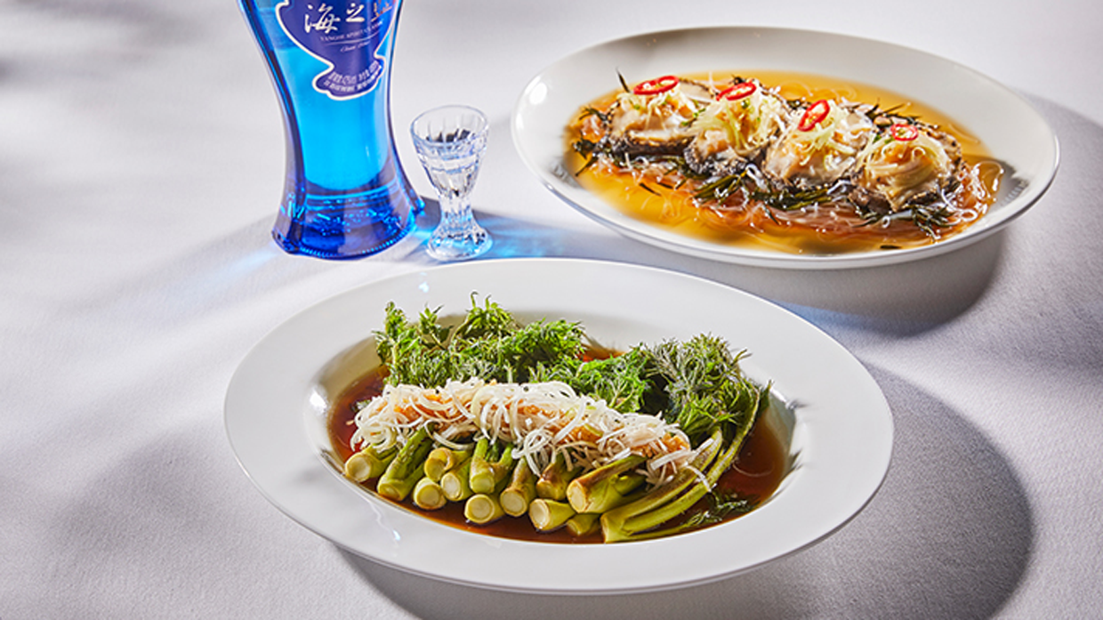 테이블 위에 놓인 고급 요리들과 술