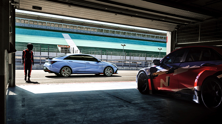 주차되어 있는 현대자동차 아반떼 N