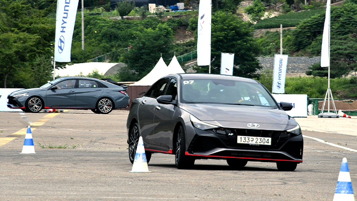 안전고깔을 돌고 있는 현대자동차 아반떼 N