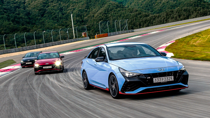 서킷을 돌고 있는 현대자동차 아반떼 N