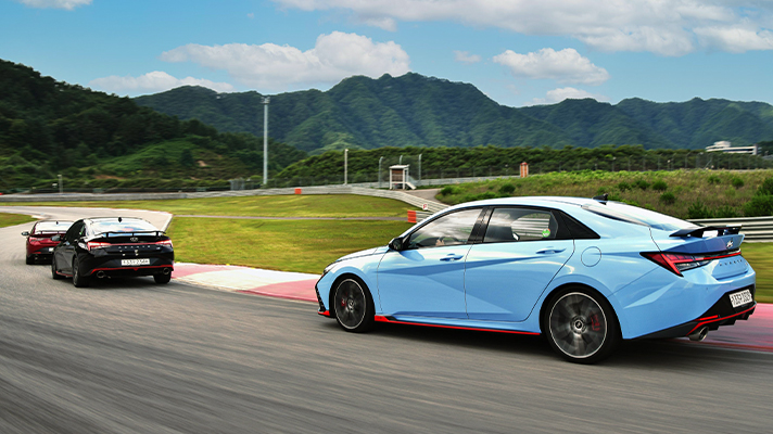 서킷을 돌고 있는 현대자동차 아반떼 N의 측면