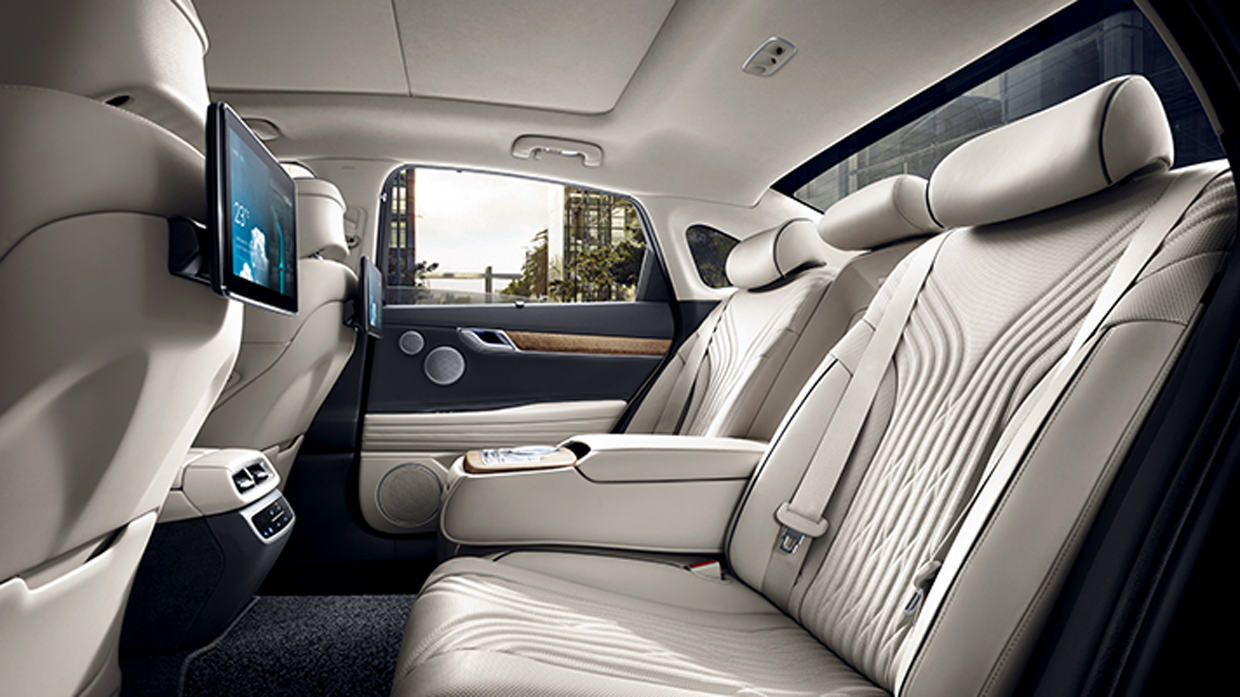Image of rear seats and windows at a glance