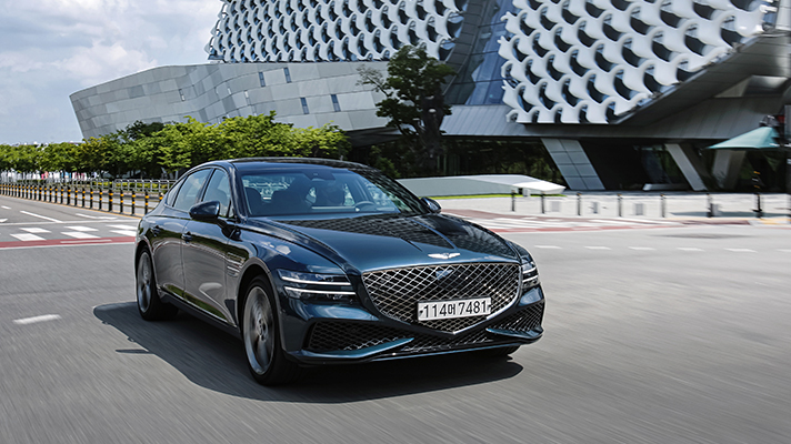 Image of Genesis G80 running in the city