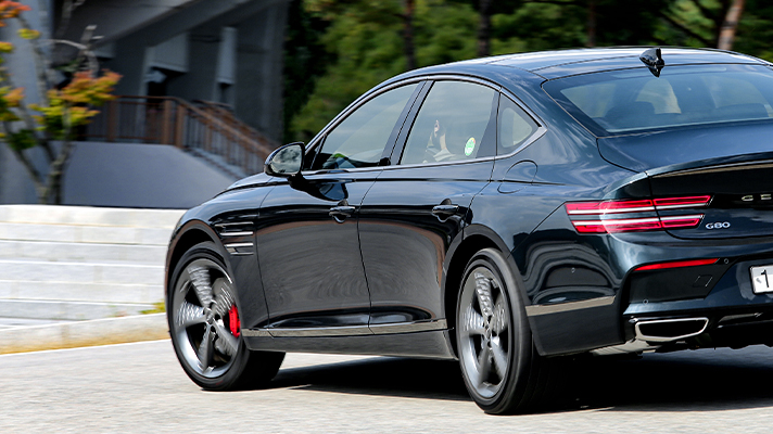 Side view of Genesis G80