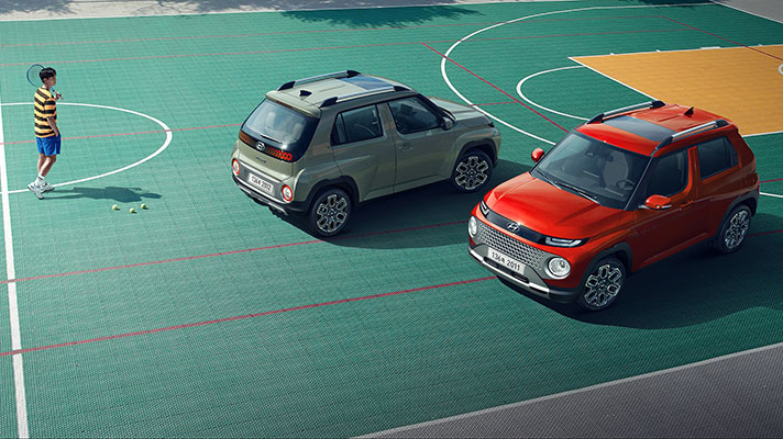 주차된 캐스퍼 터보 모델과 베이스 모델