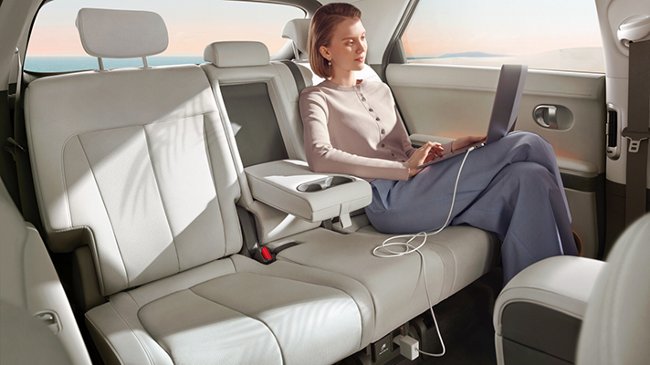 아이오닉 5 뒷자리에 앉아 있는 여성