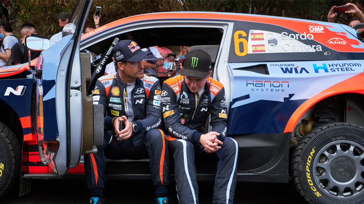 다니 소르도와 올리버 솔베르그의 대화 모습